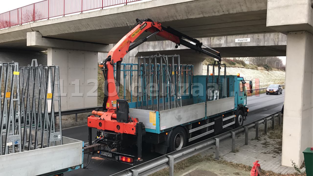 Foto: Vrachtwagen vast onder viaduct in Oldenzaal, verkeer stilgelegd