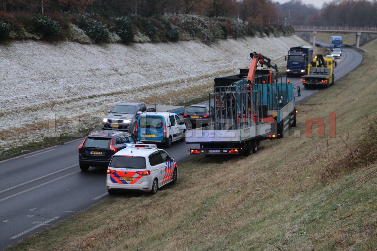 Foto 2: Vrachtwagen vast onder viaduct in Oldenzaal, verkeer stilgelegd