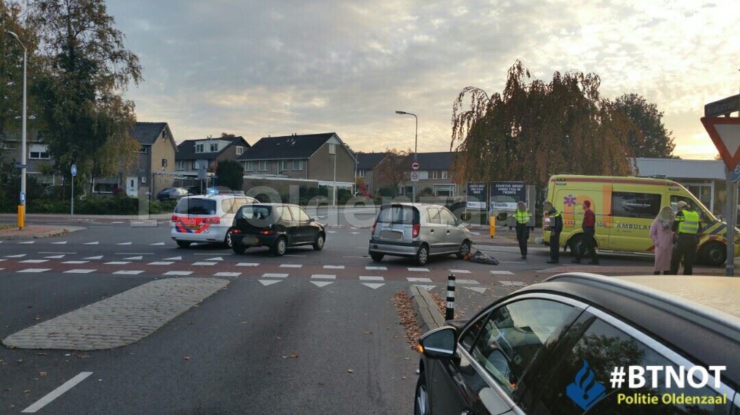Foto: Fietser gewond naar ziekenhuis na aanrijding met auto in Oldenzaal