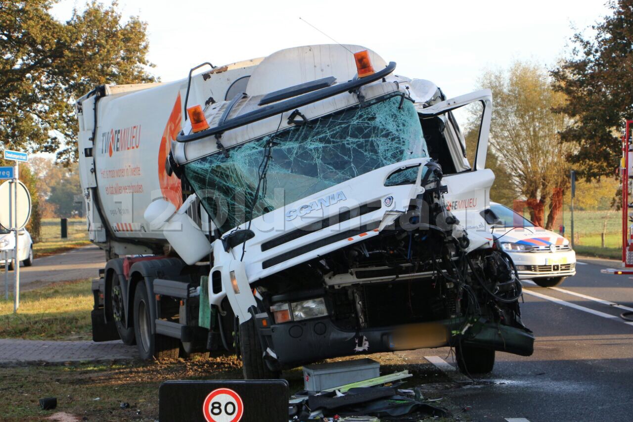 Foto 3: Ernstige aanrijding tussen vuilniswagen en vrachtwagen Oldenzaalsestraat Denekamp