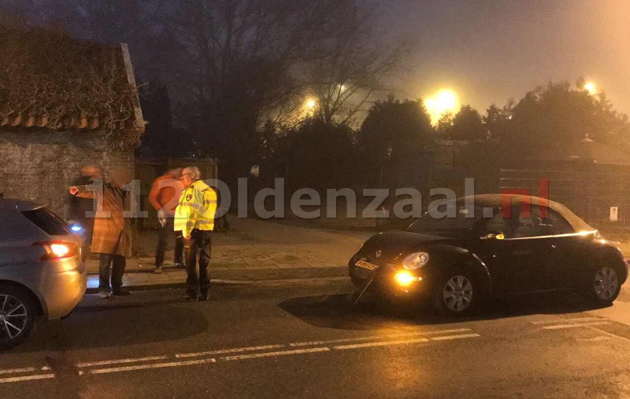 Foto: Schade bij aanrijding tussen twee auto’s in Oldenzaal