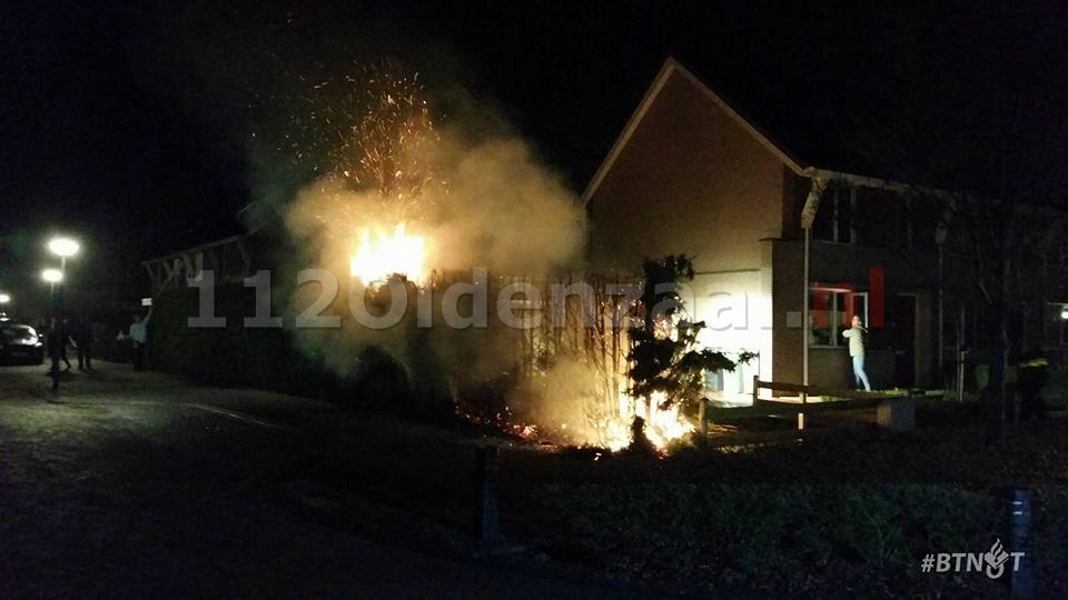 Foto: Brand in coniferenhaag Losser, politie gaat uit van brandstichting