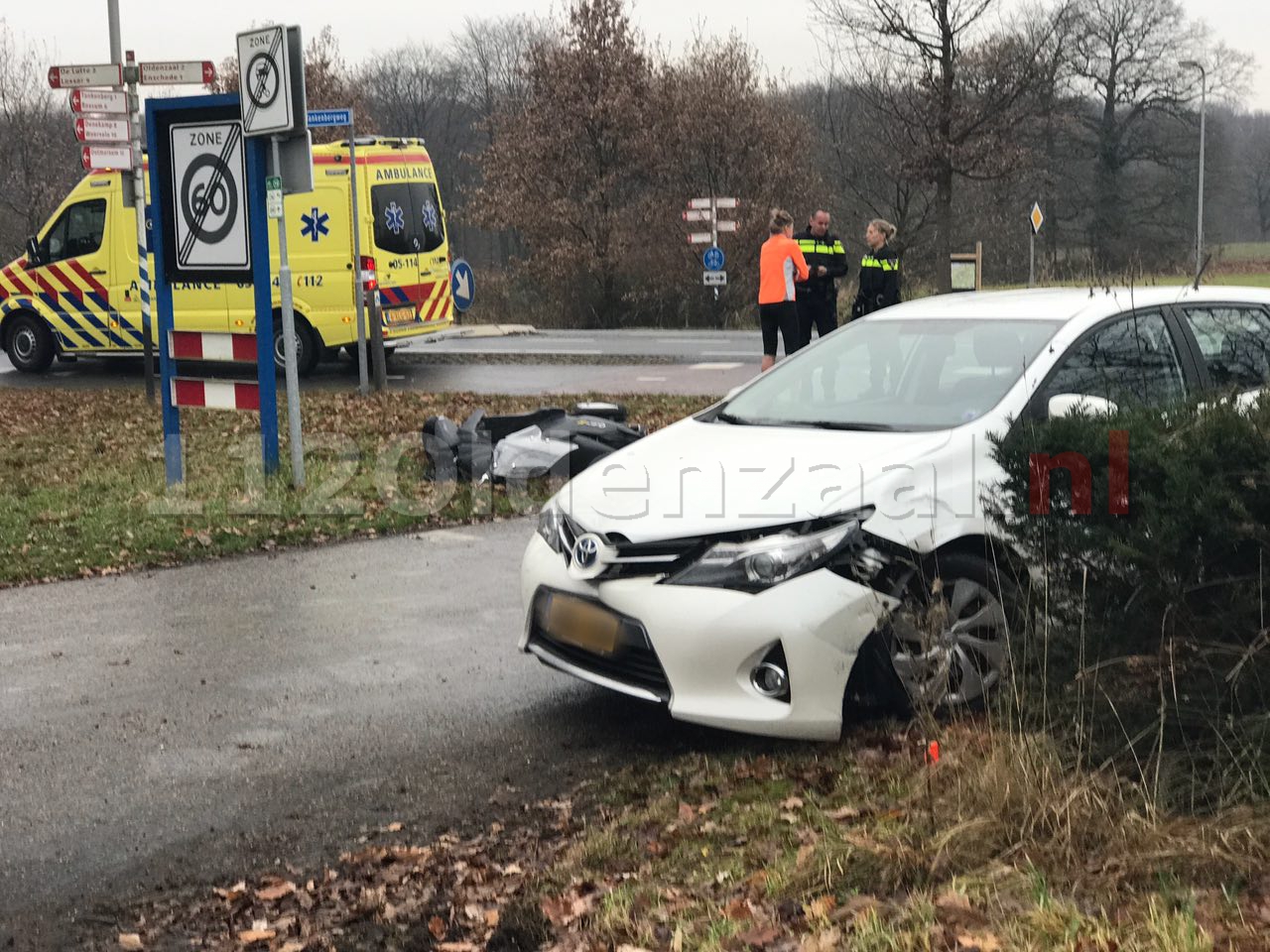 Foto 2: Scooterrijder gewond bij aanrijding in De Lutte.