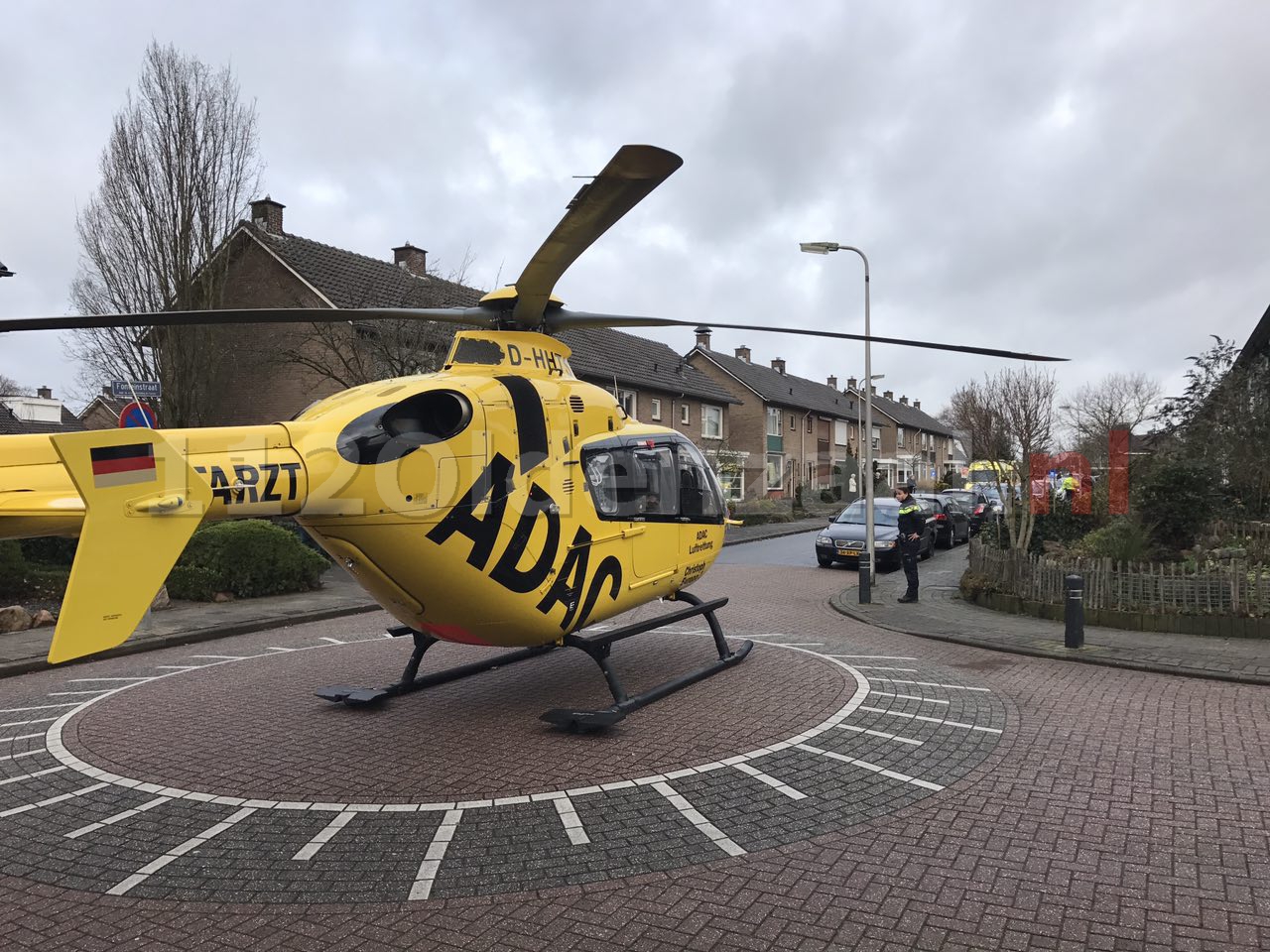 Foto 3: Traumahelikopter land in woonwijk Oldenzaal