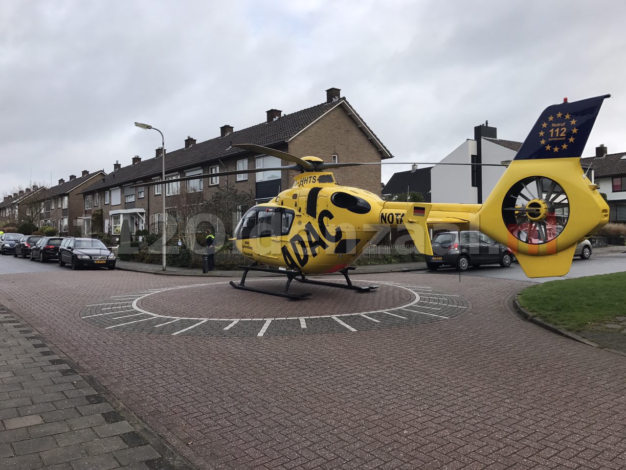 Foto 2: Traumahelikopter land in woonwijk Oldenzaal