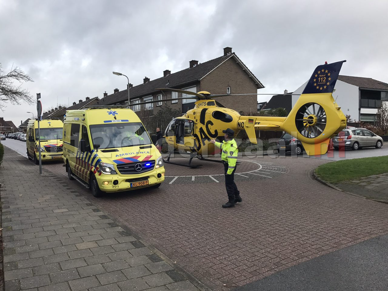Foto 5: Traumahelikopter land in woonwijk Oldenzaal