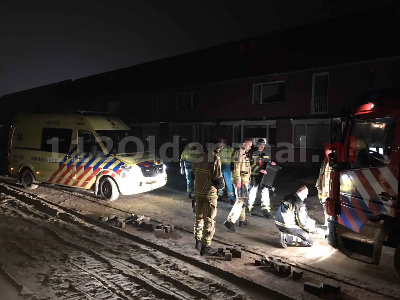 VIDEO: Ambulance vast in zand, brandweer schiet te hulp