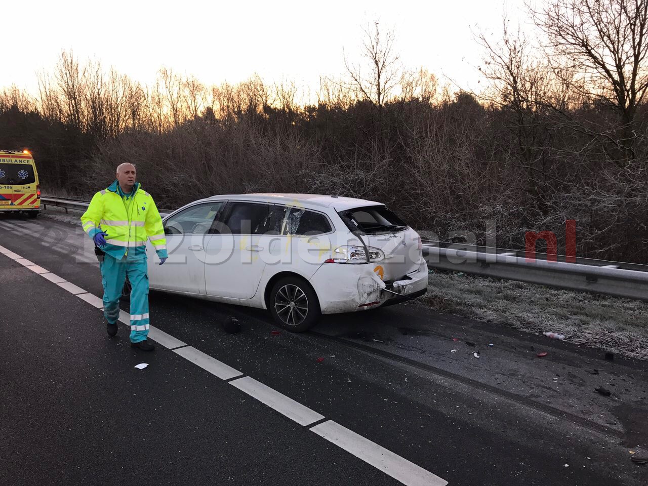 Foto 4: Opnieuw ongeval A1 Oldenzaal, auto op de kant, snelweg dicht