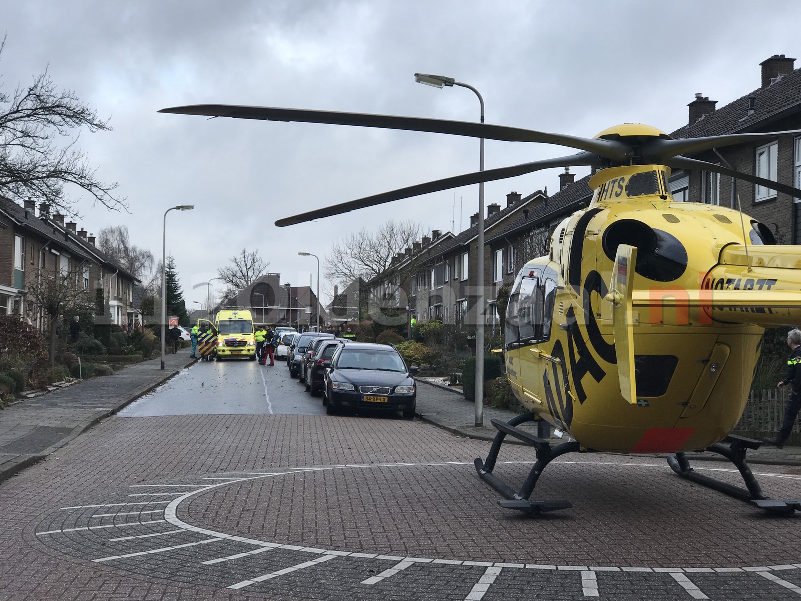 UPDATE: Hulpdiensten rukken massaal uit voor medisch noodsituatie; traumahelikopter landt in woonwijk