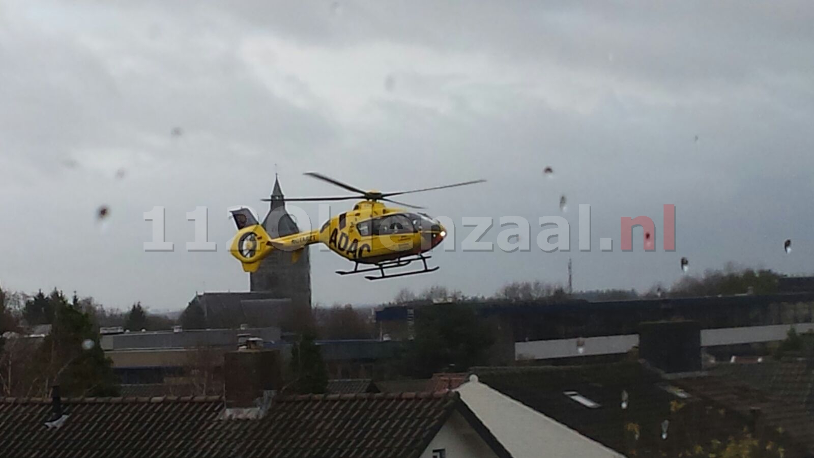 Foto’s: Hulpdiensten rukken massaal uit voor medisch noodsituatie; traumahelikopter landt in woonwijk
