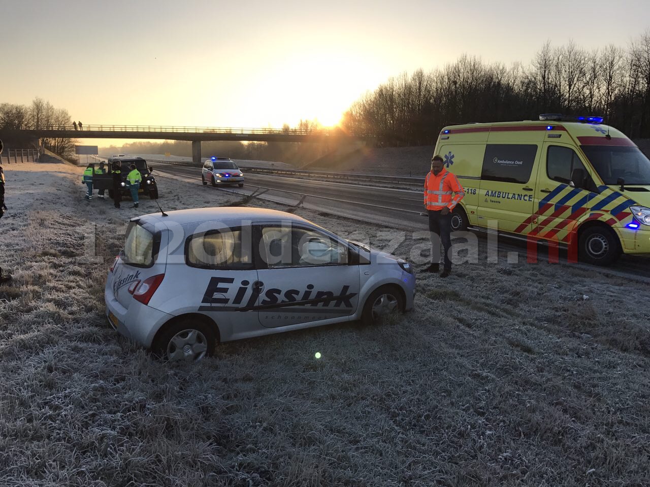 Foto: Chaos op A1 bij Oldenzaal door gladheid; auto belandt in sloot