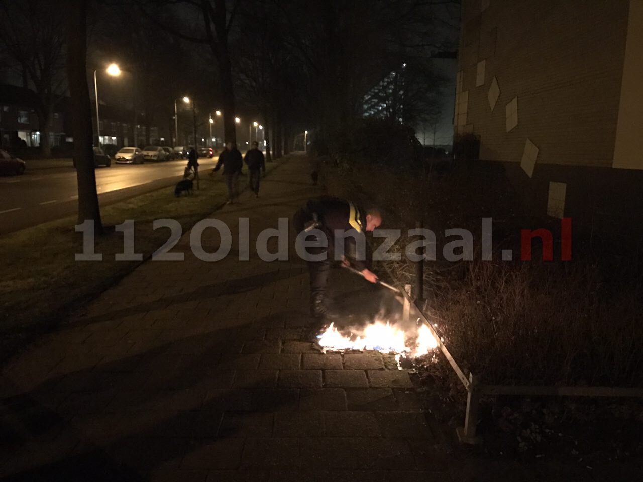 Foto: Politie blust brand vuilnisbak Oldenzaal