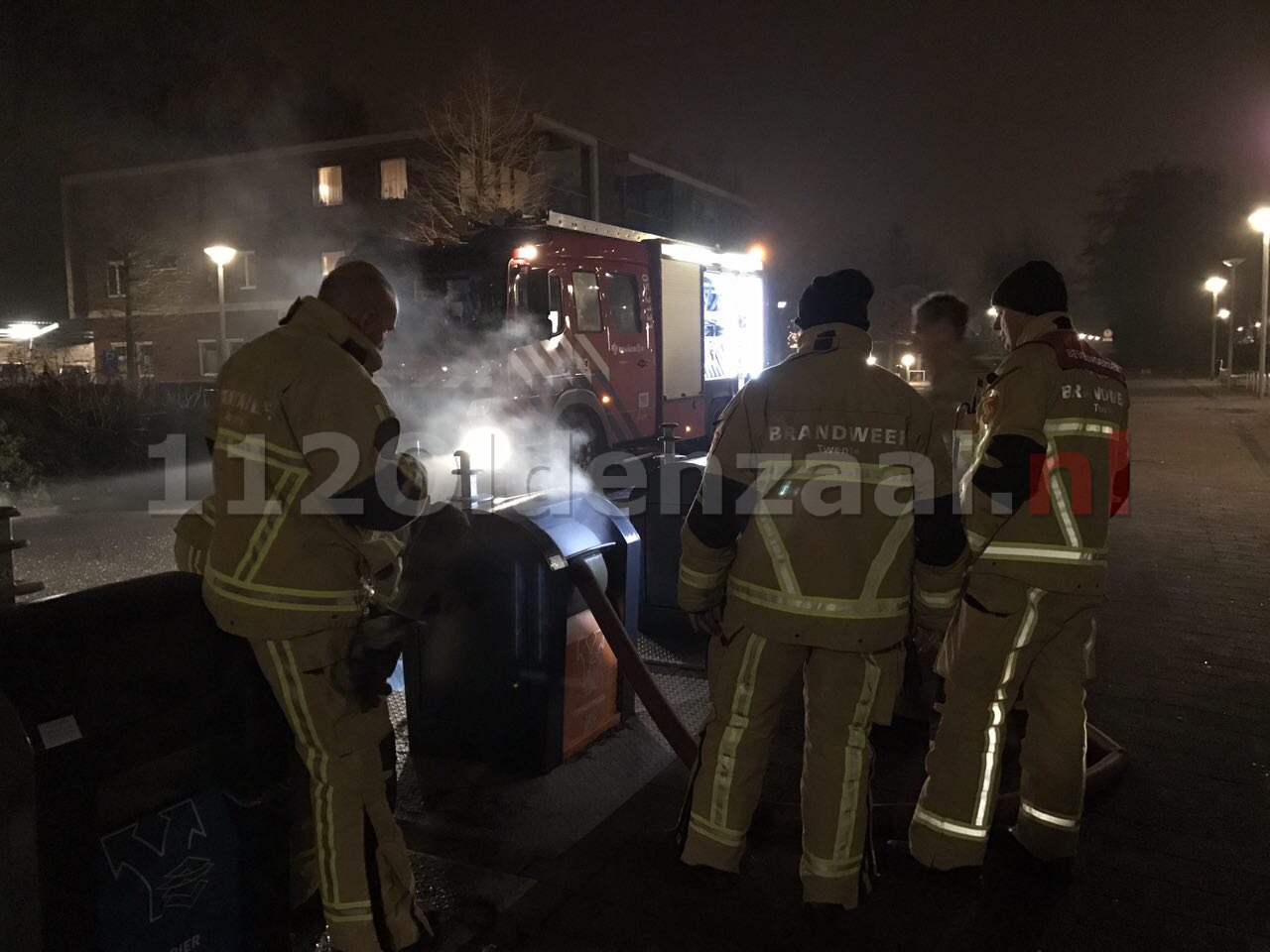 Foto: Brandweer Oldenzaal rukt uit voor brand in ondergrondse container