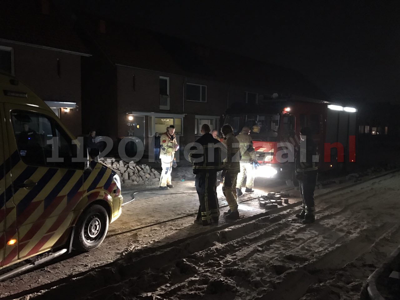 Foto 2: Ambulance vast in zand, brandweer schiet te hulp