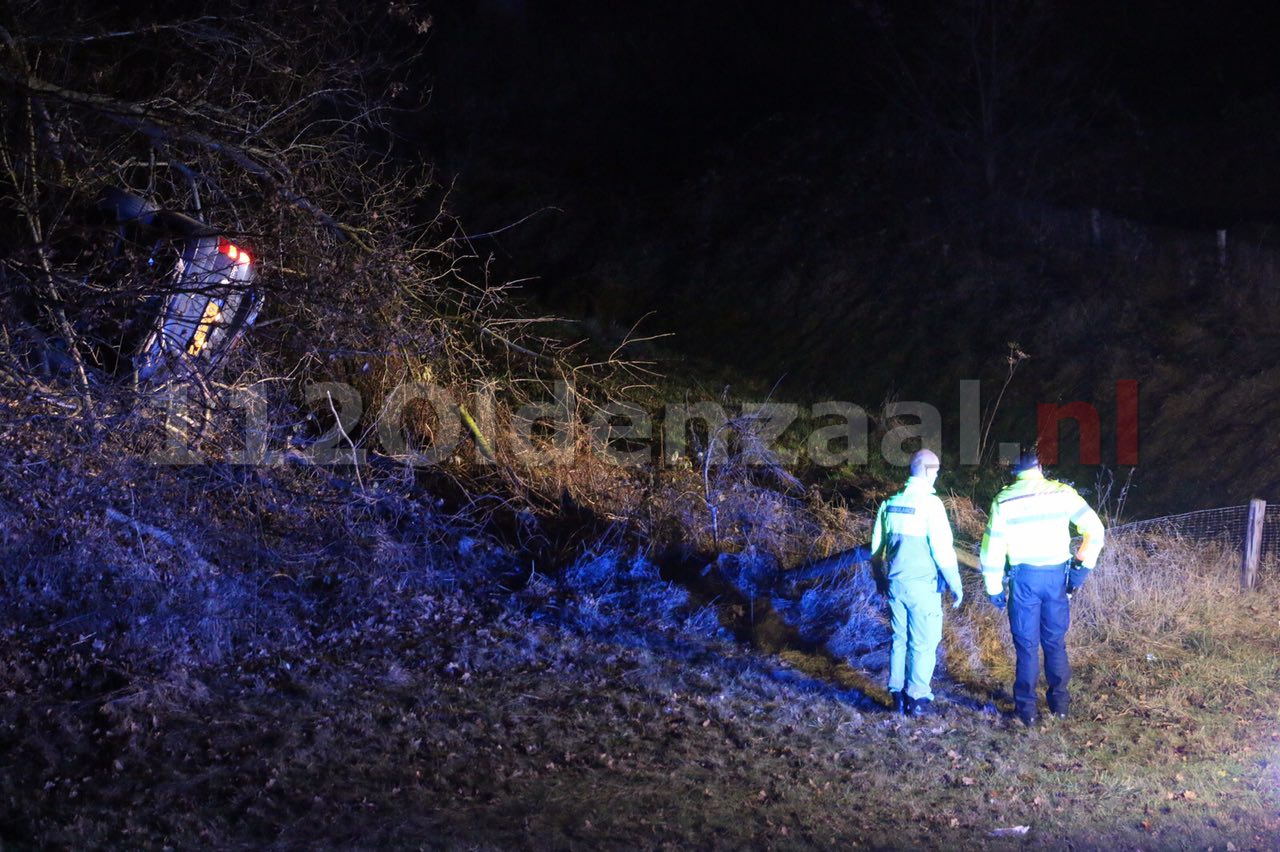 Foto 2: Automobilist verliest de macht over het stuur op de A1 tussen Oldenzaal en Hengelo