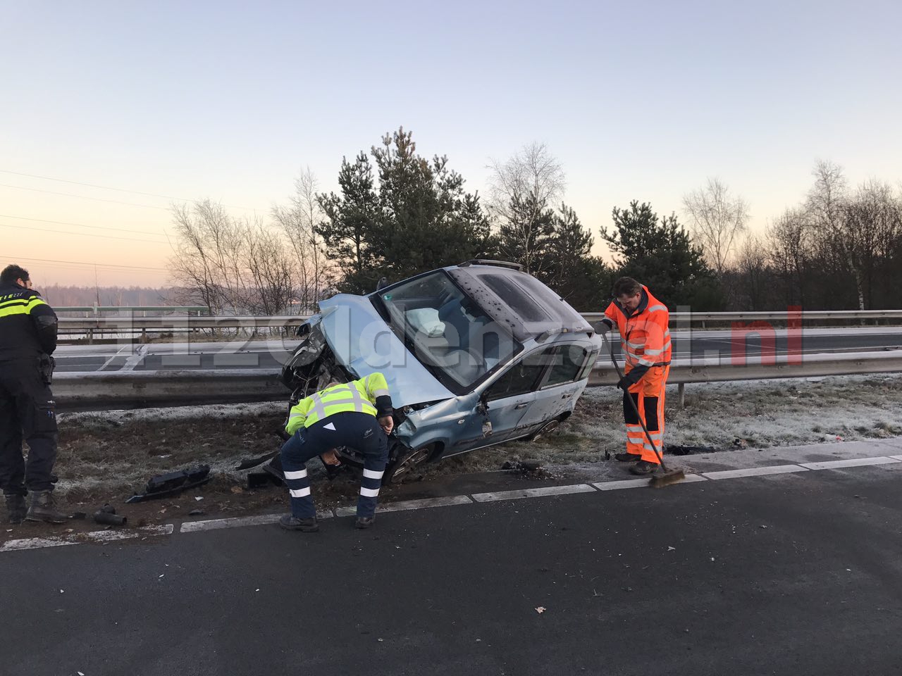 Foto 2: Opnieuw ongeval A1 Oldenzaal, auto op de kant, snelweg dicht