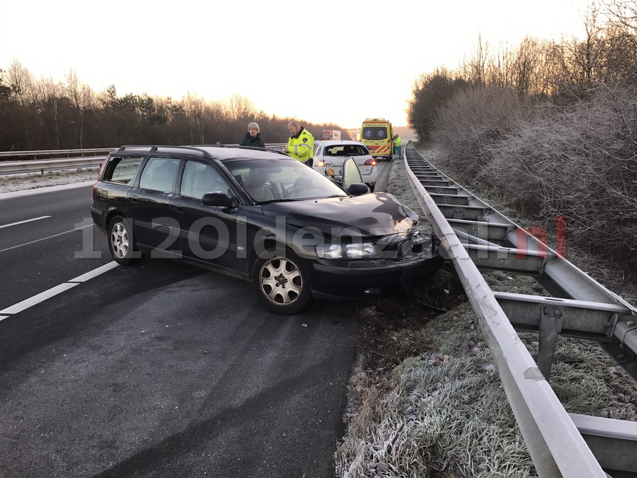 Foto 3: Opnieuw ongeval A1 Oldenzaal, auto op de kant, snelweg dicht