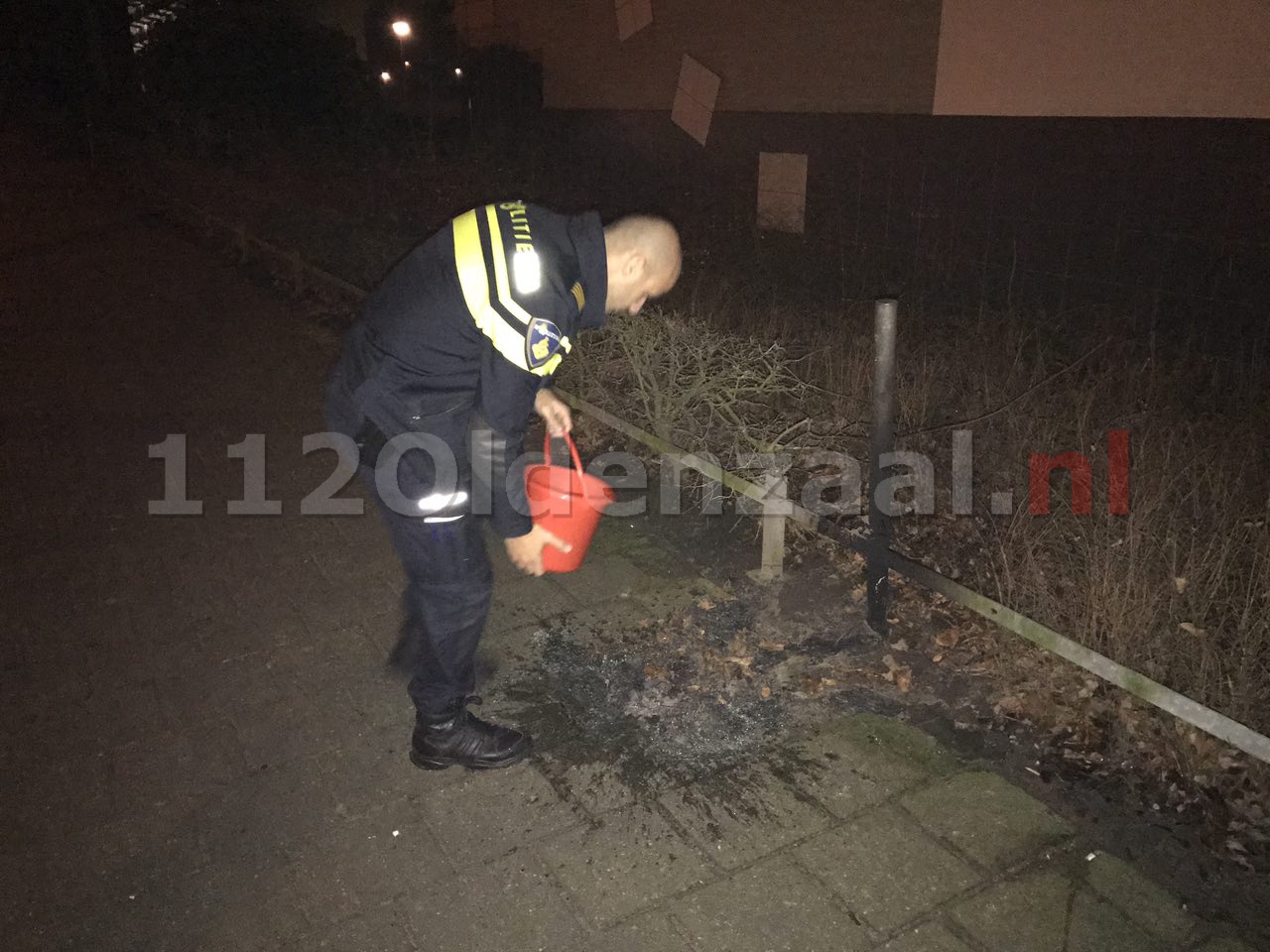 Foto 2: Politie blust brand vuilnisbak Oldenzaal