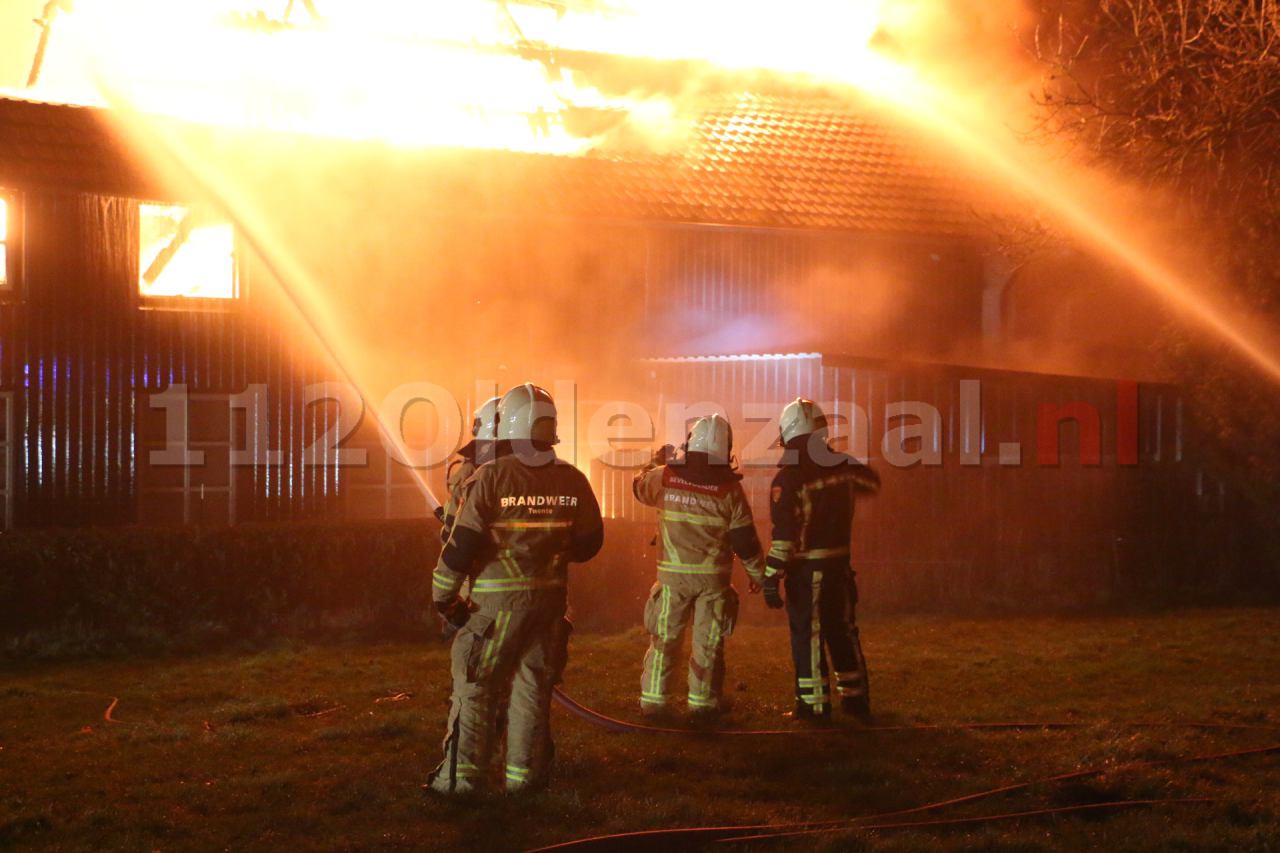 Foto 3: Bewoner naar ziekenhuis bij grote brand in Denekamp