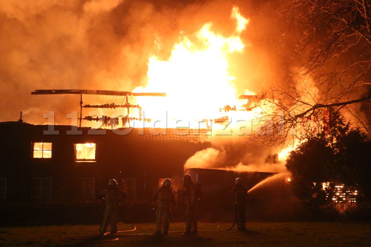 Video 2: Bewoner naar ziekenhuis bij grote brand in Denekamp