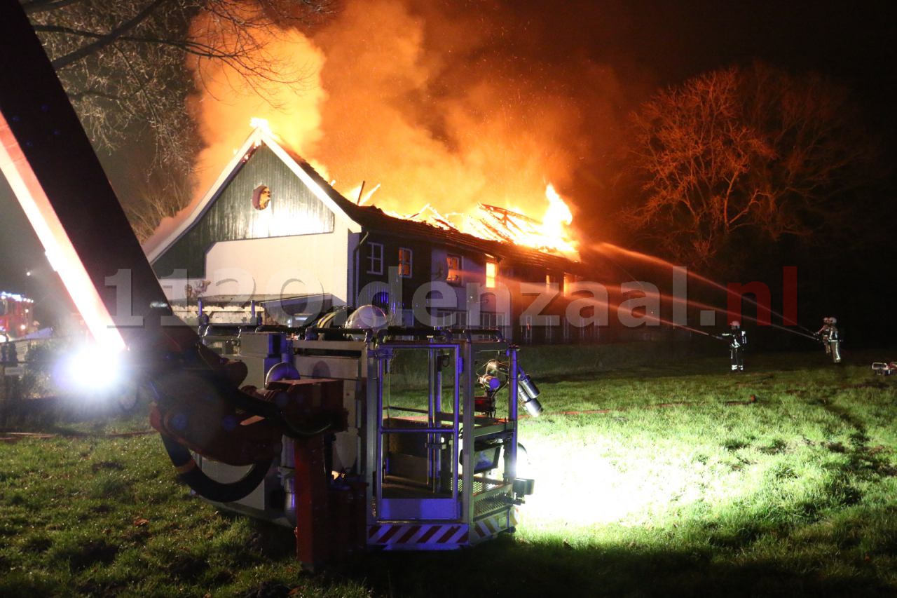 Foto 4: Bewoner naar ziekenhuis bij grote brand in Denekamp