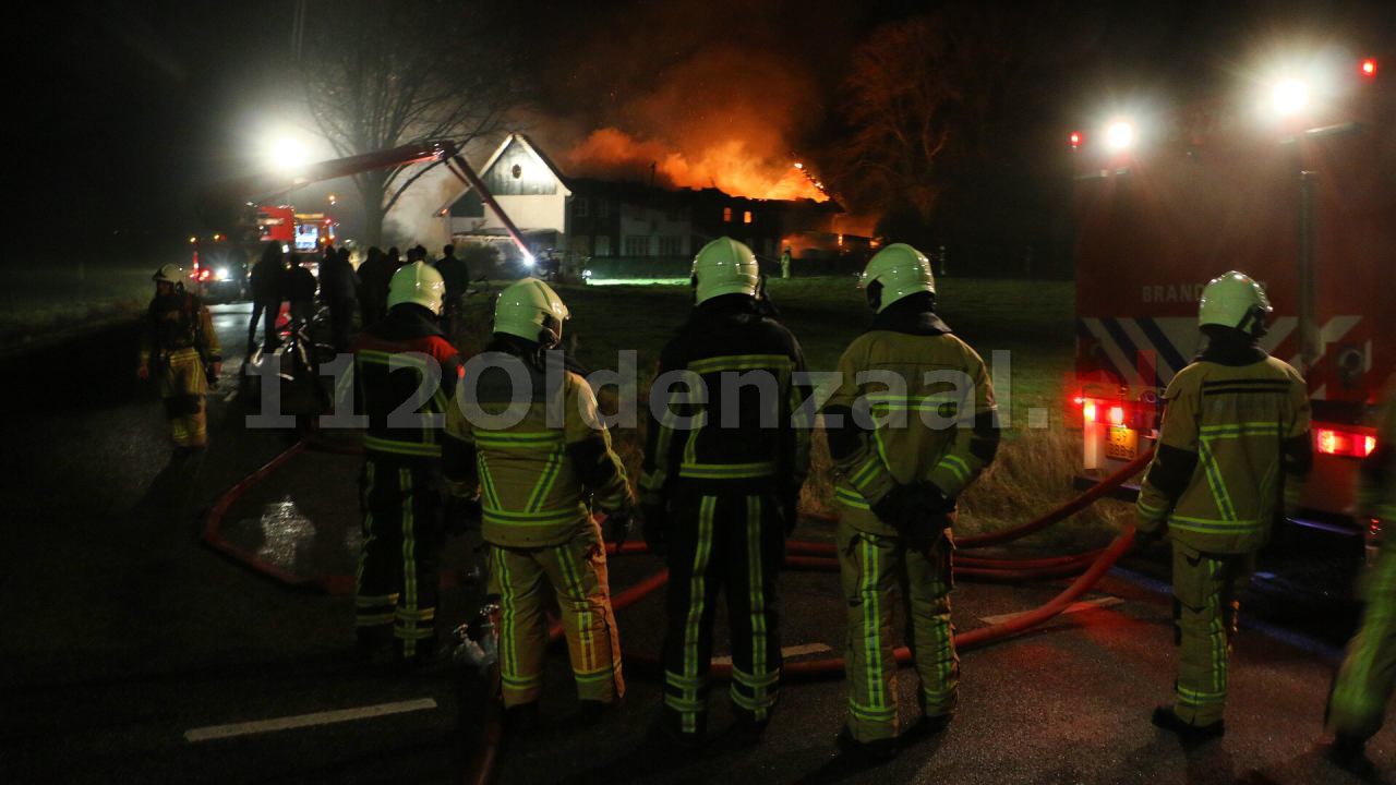 Video: Bewoner naar ziekenhuis bij grote brand in Denekamp