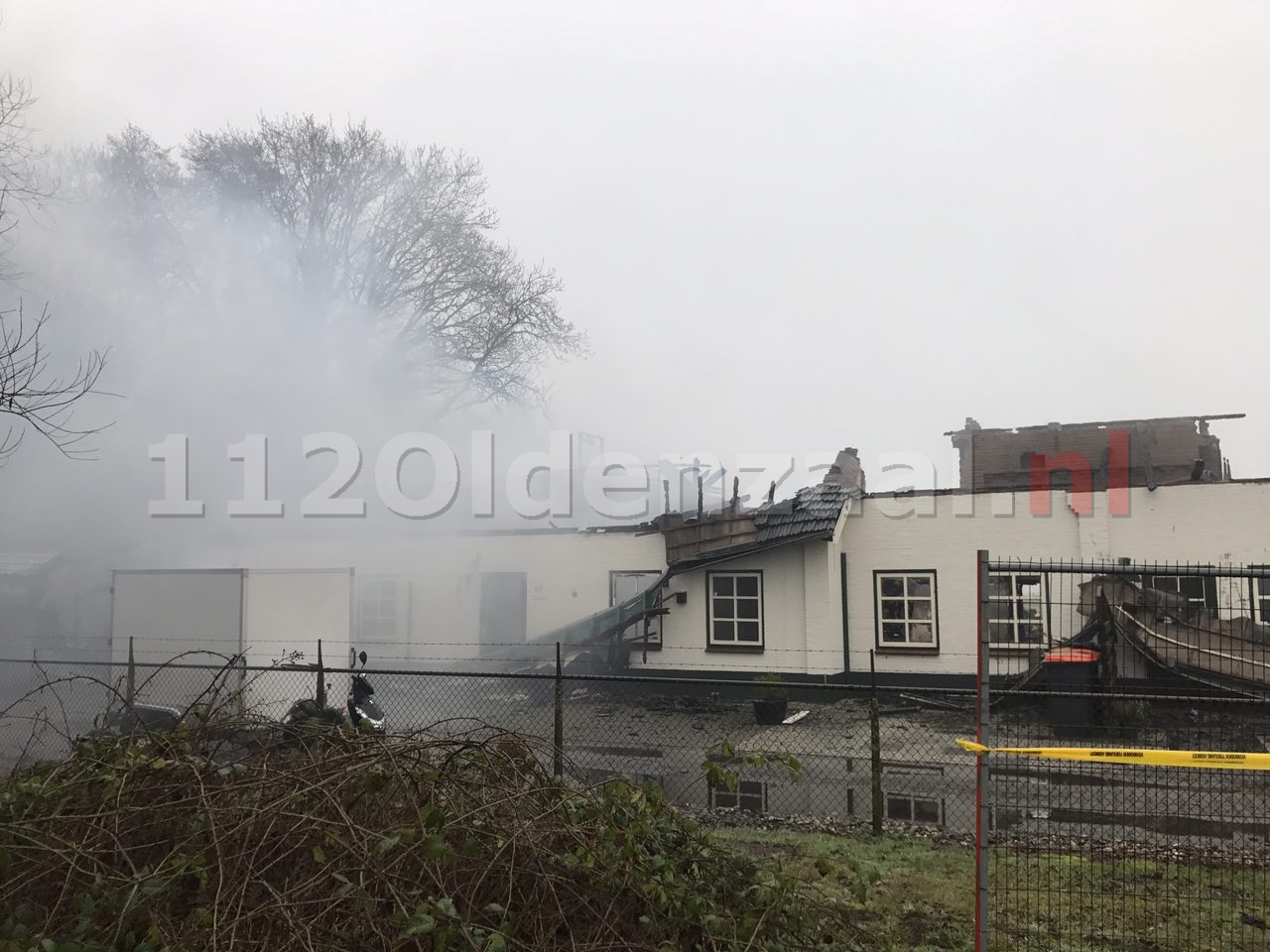 Foto 2: Grote brand woonboerderij Denekamp; Ravage goed zichtbaar bij daglicht