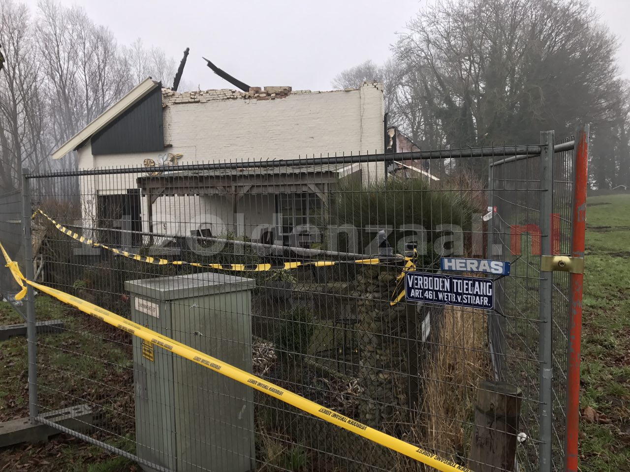 Foto 3: Grote brand woonboerderij Denekamp; Ravage goed zichtbaar bij daglicht