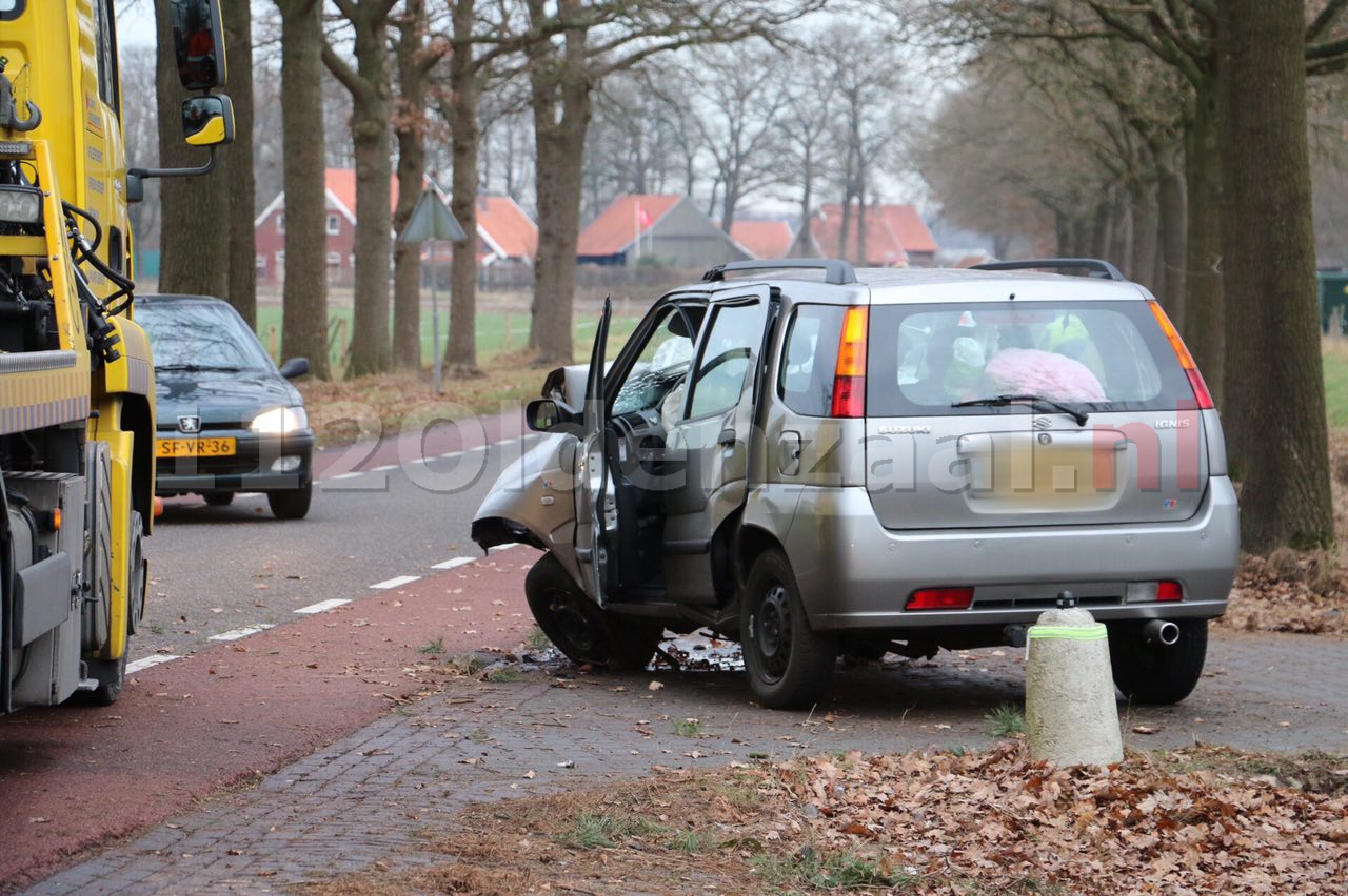 Foto 3: Ongeval De Lutte, auto komt tegen boom