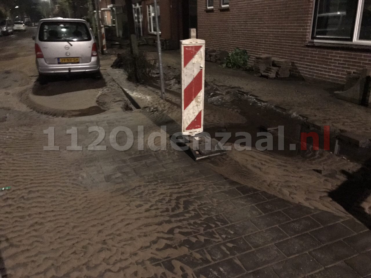 Foto: Straat in Oldenzaal zonder water door gesprongen waterleiding
