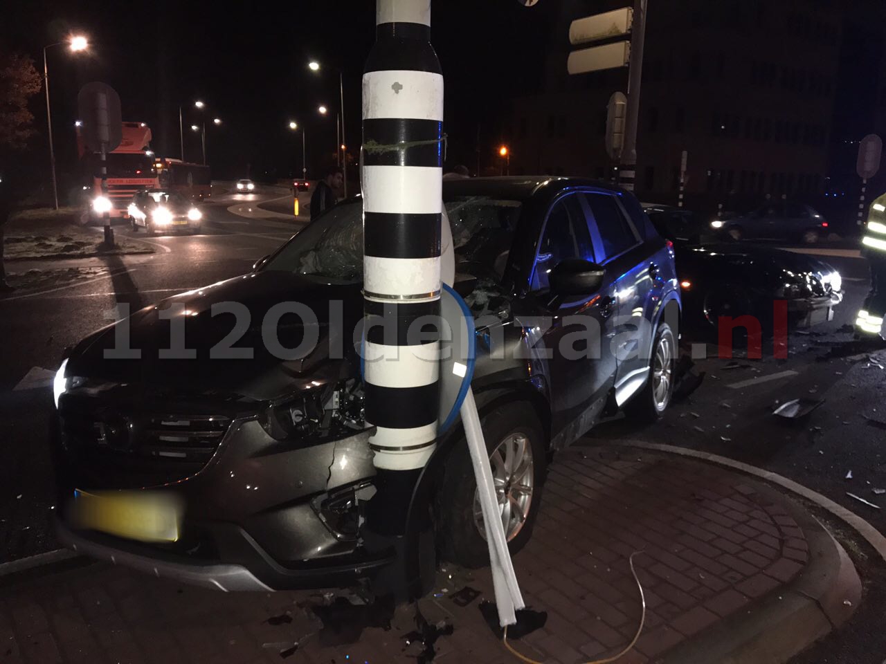 Video: Gewonden en veel schade bij aanrijding in Oldenzaal