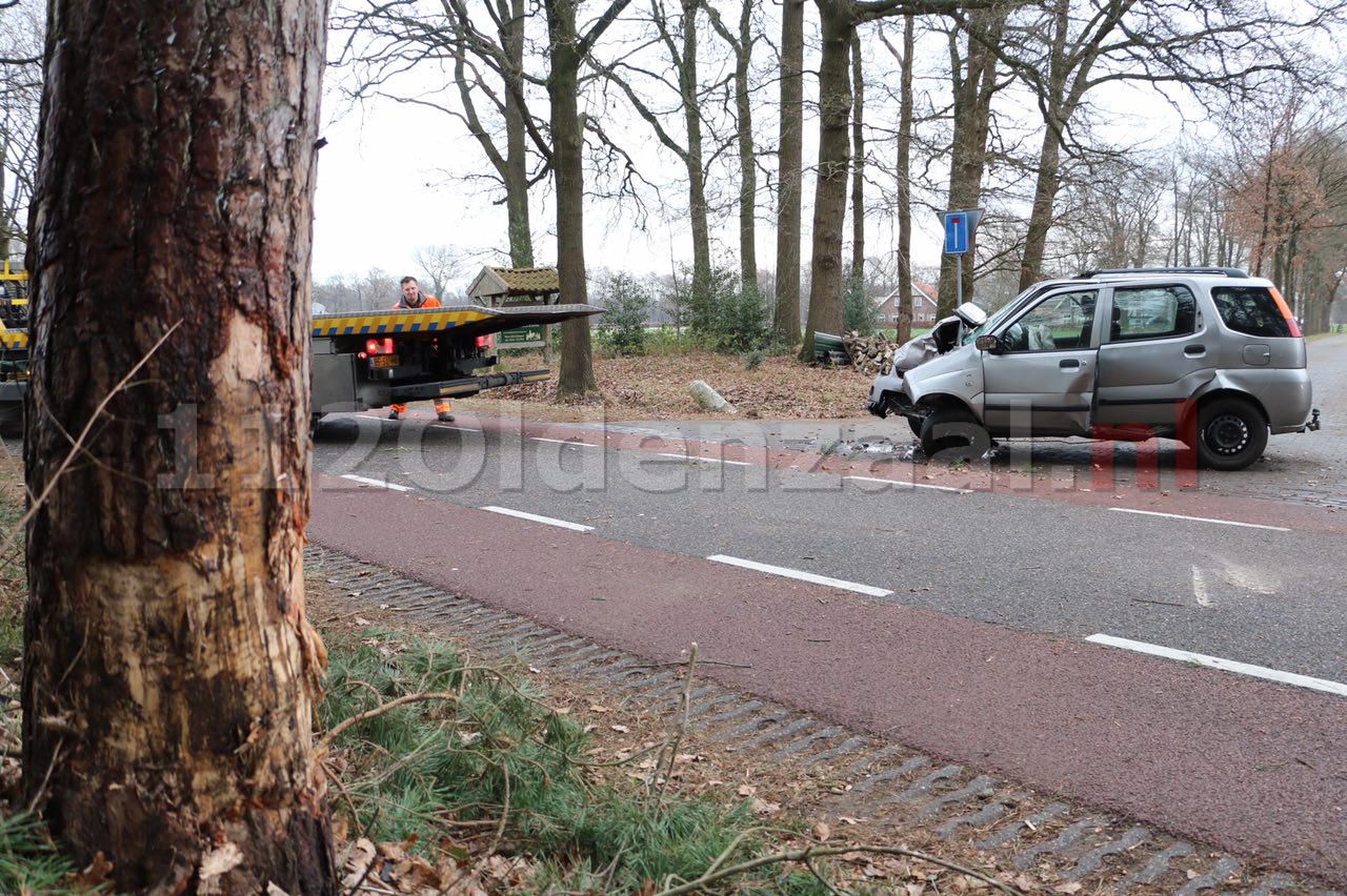 Foto 2: Ongeval De Lutte, auto komt tegen boom