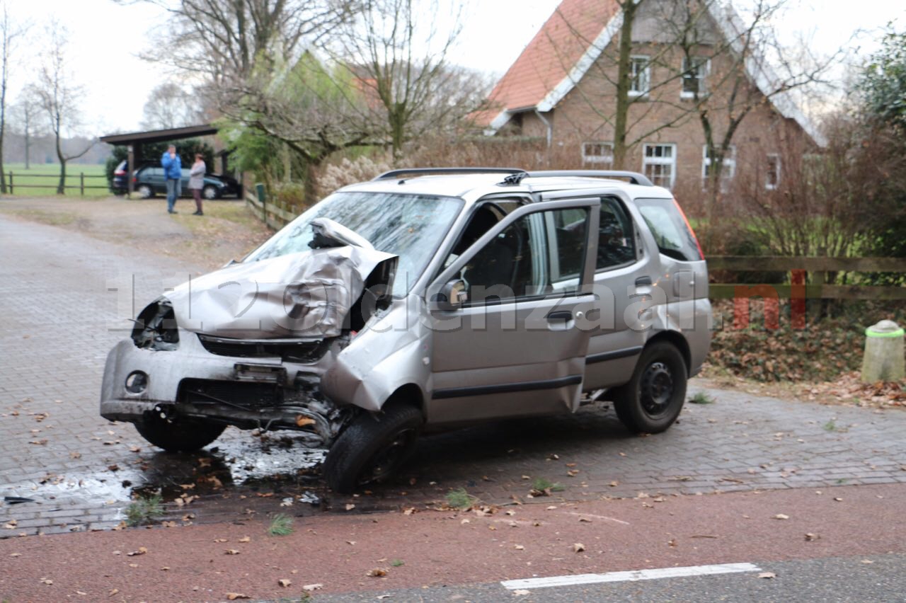 Video: Ongeval De Lutte, auto komt tegen boom
