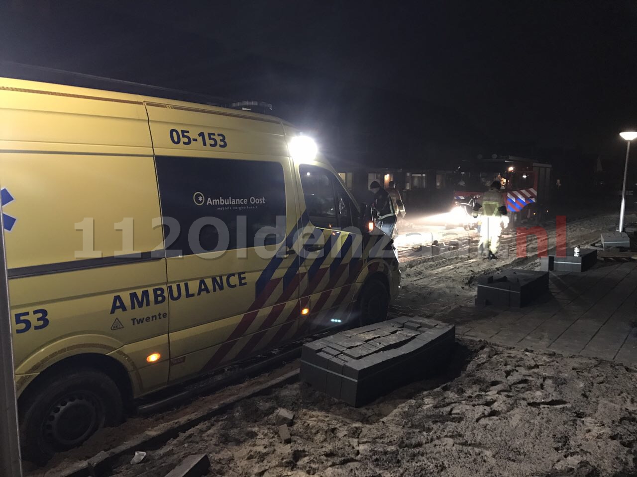 Foto: Ambulance vast in zand, brandweer schiet te hulp