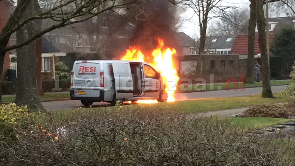 Foto en video: Bestelbus van koeriersdienst in brand in Losser