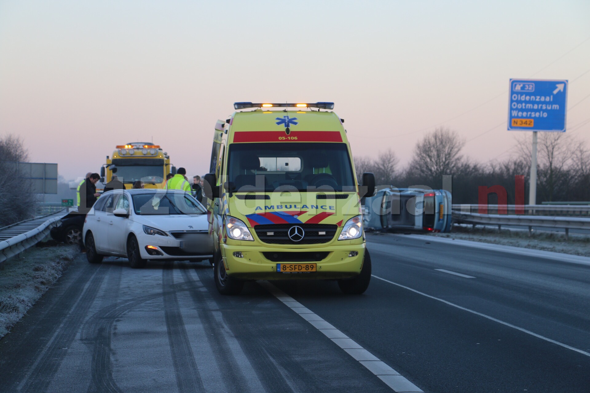 Opnieuw ongeval A1 Oldenzaal, auto op de kant, snelweg dicht