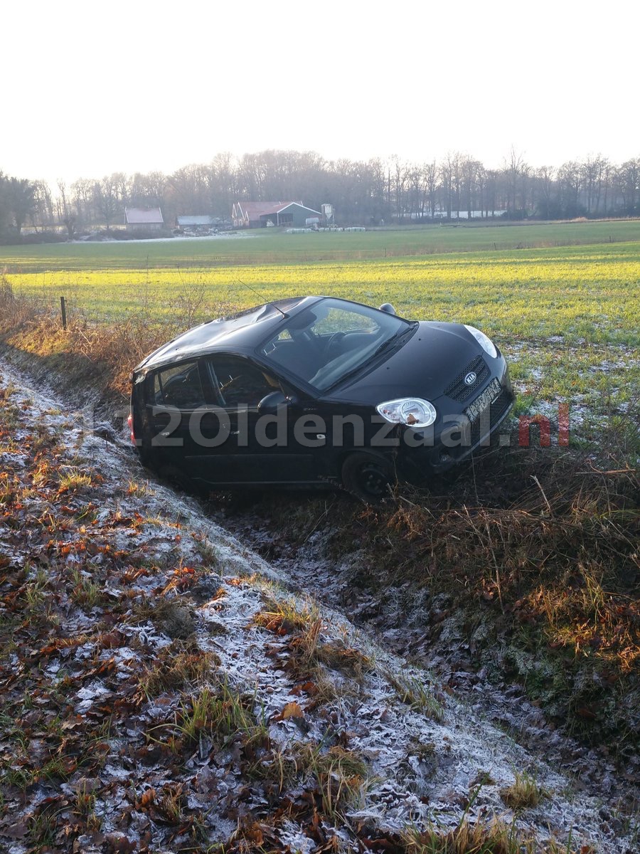 Foto: Auto in sloot De Lutte, bestuurster ongedeerd