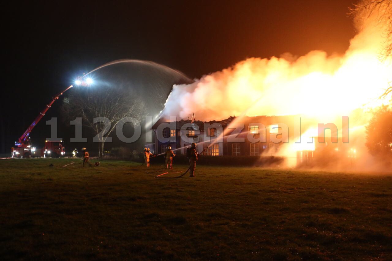 UPDATE: Bewoner naar ziekenhuis bij grote brand in Denekamp