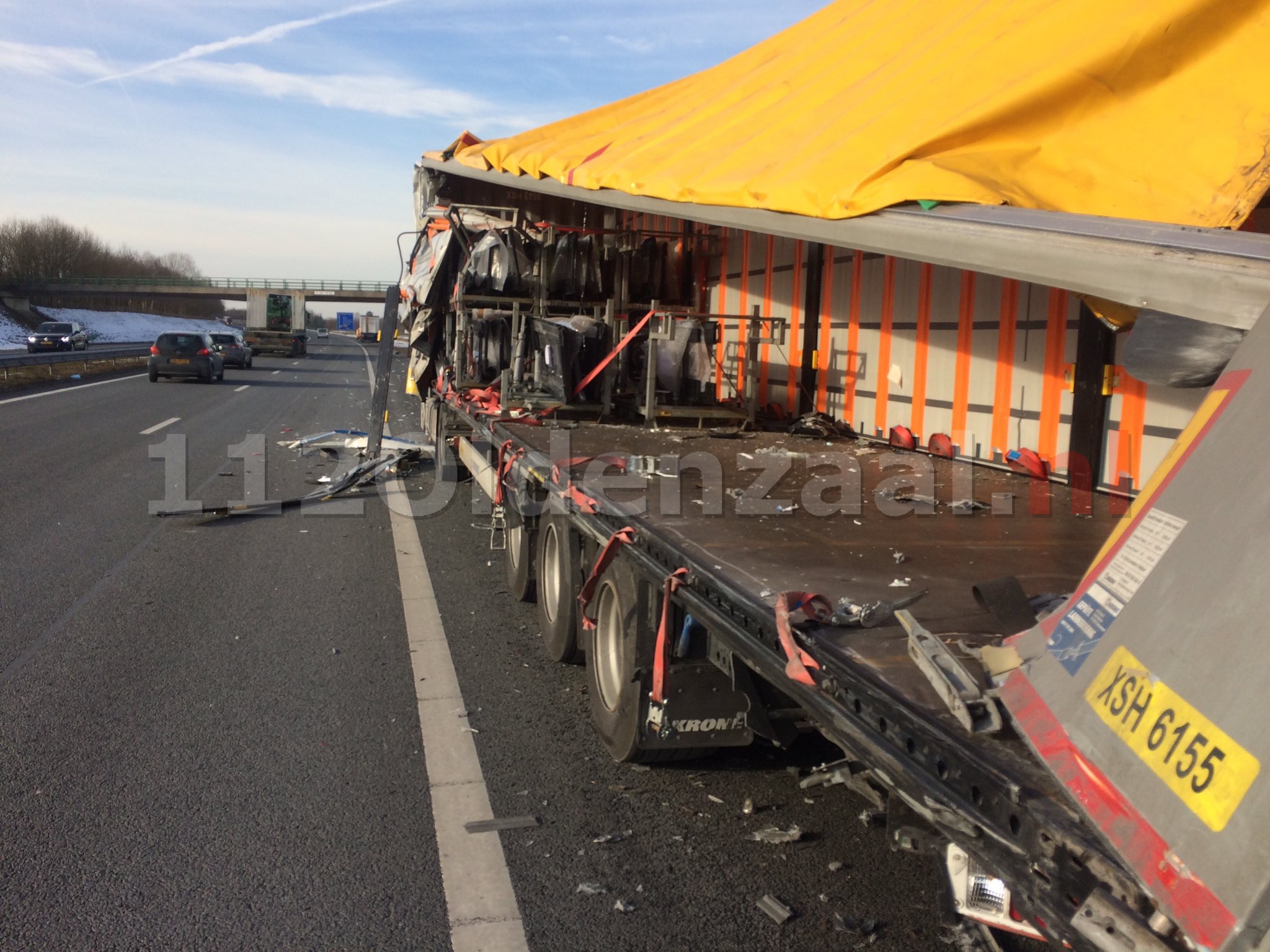 Foto: Vrachtwagen loopt schade op bij ongeval op de A1 bij Oldenzaal