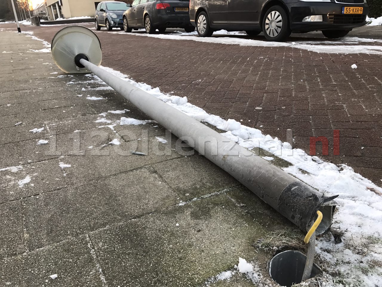 Foto 3: Vernielingen op Graven Es Oldenzaal, winkelwagen hangt in touwen