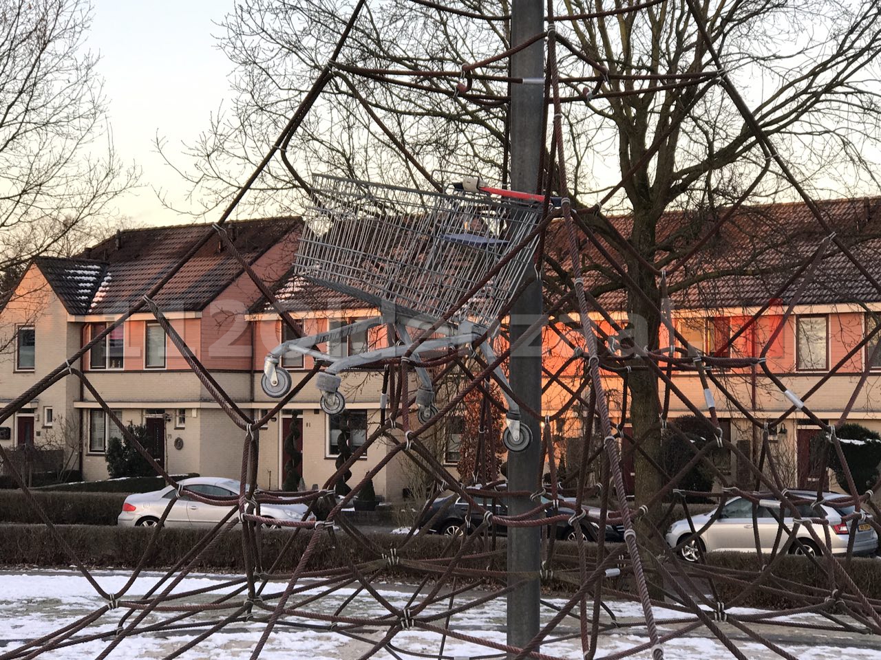 Foto: Vernielingen op Graven Es Oldenzaal, winkelwagen hangt in touwen