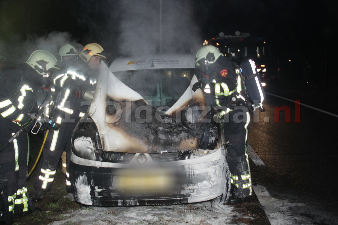 Foto 4: Brandweer blust autobrand Oldenzaal