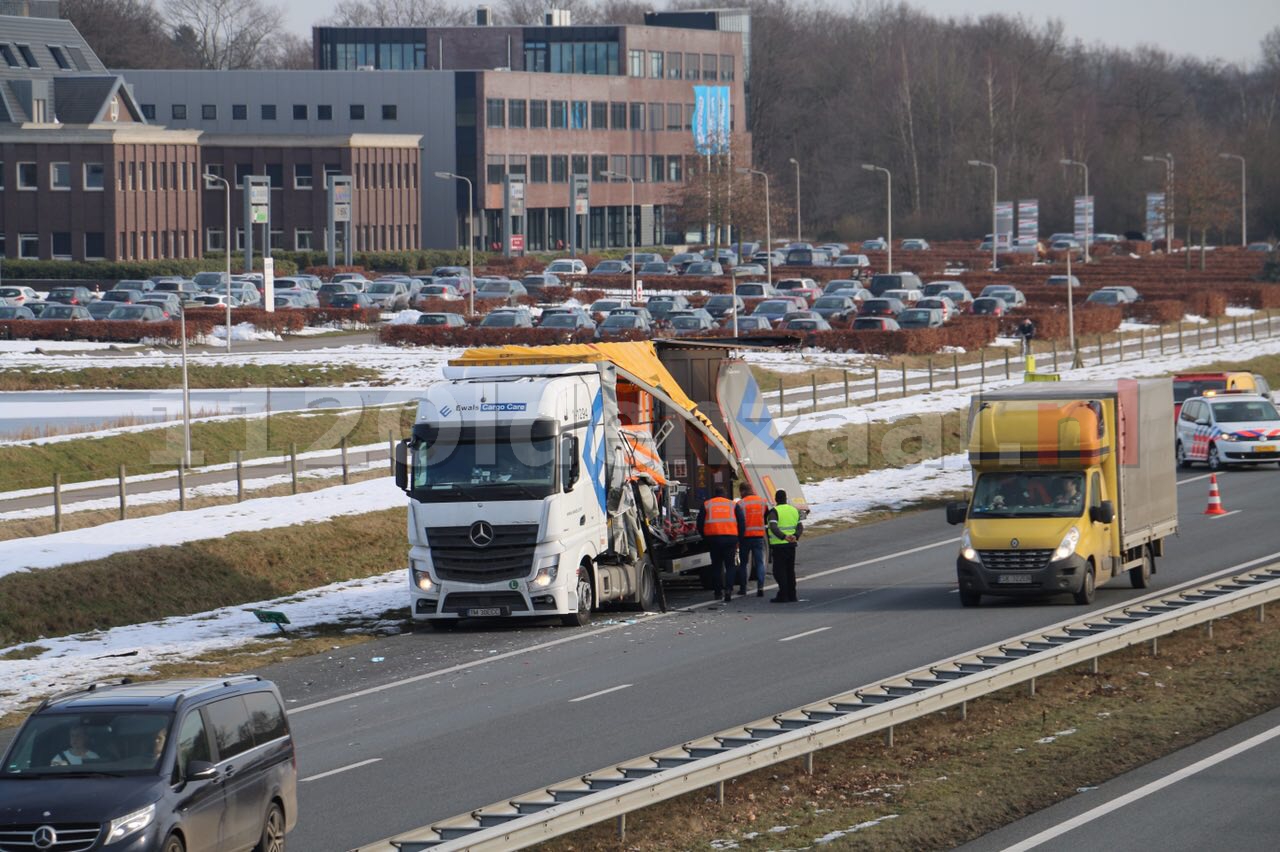 Foto 2: Vrachtwagen loopt schade op bij ongeval op de A1 bij Oldenzaal