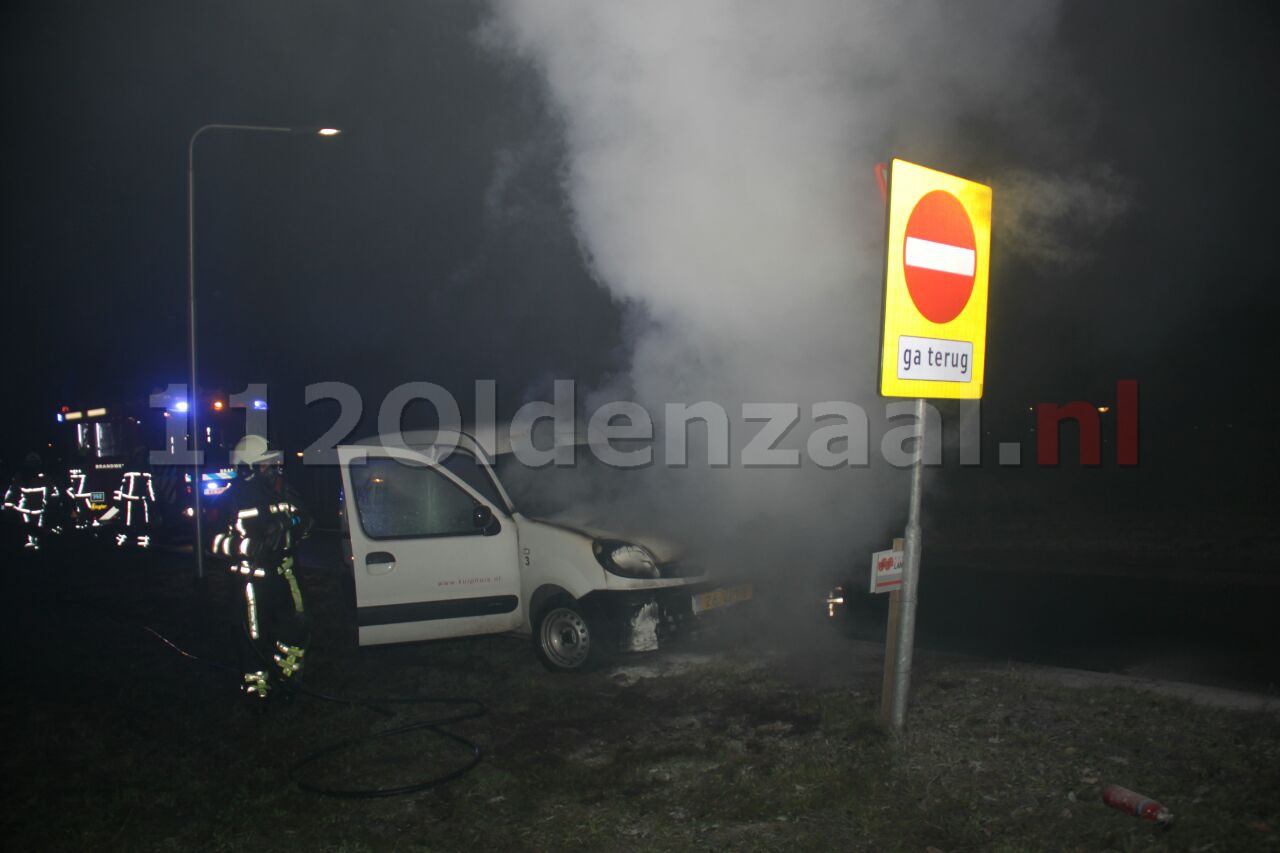Foto 2: Brandweer blust autobrand Oldenzaal
