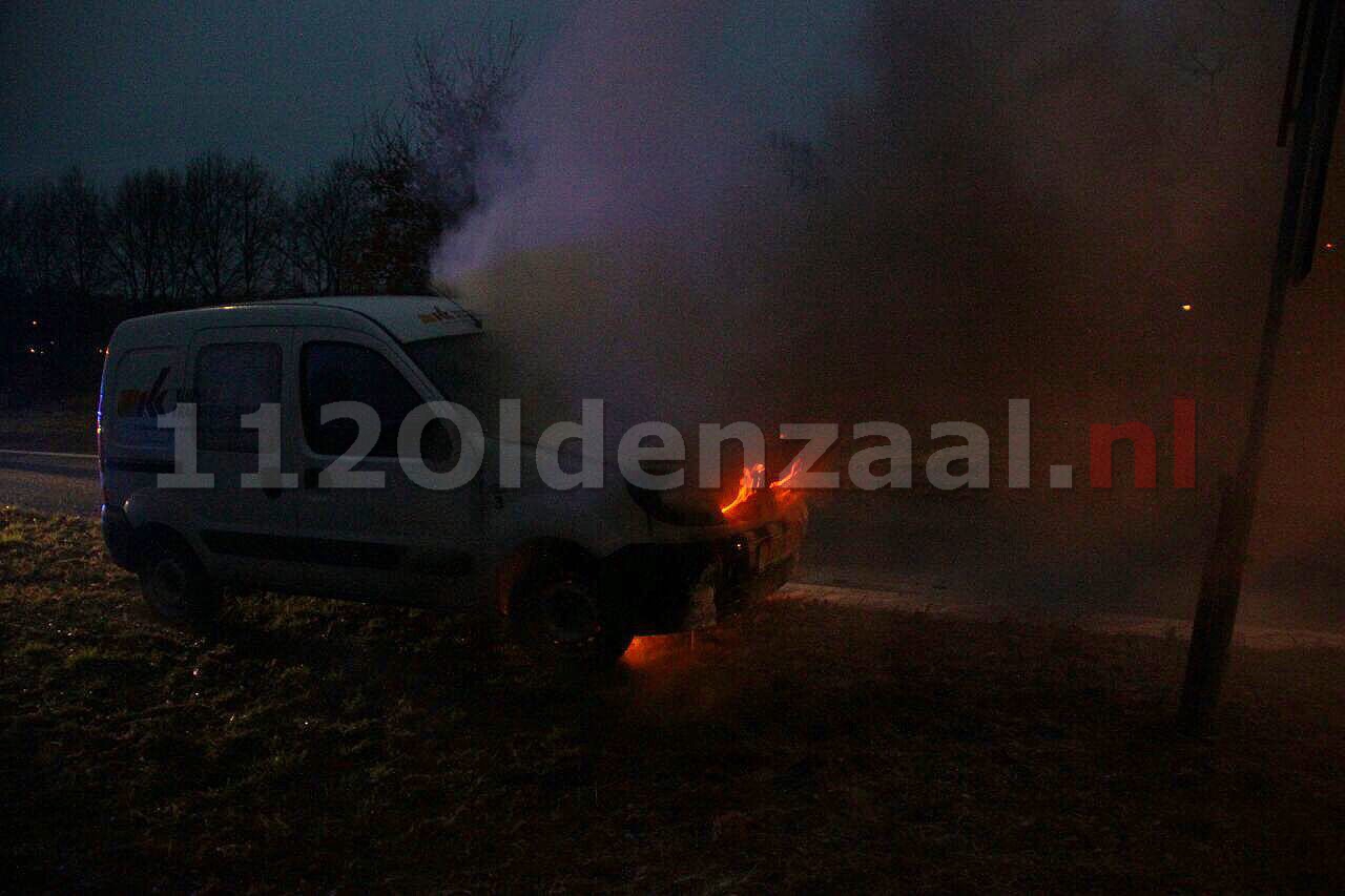 Foto: Brandweer blust autobrand Oldenzaal