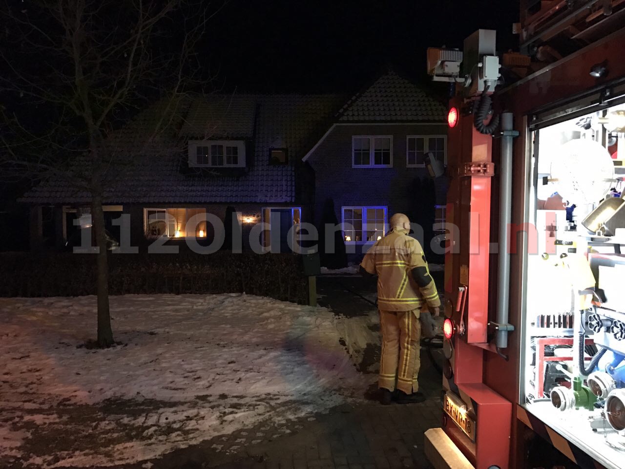 Foto: Brandweer ventileert woning in Oldenzaal na brand