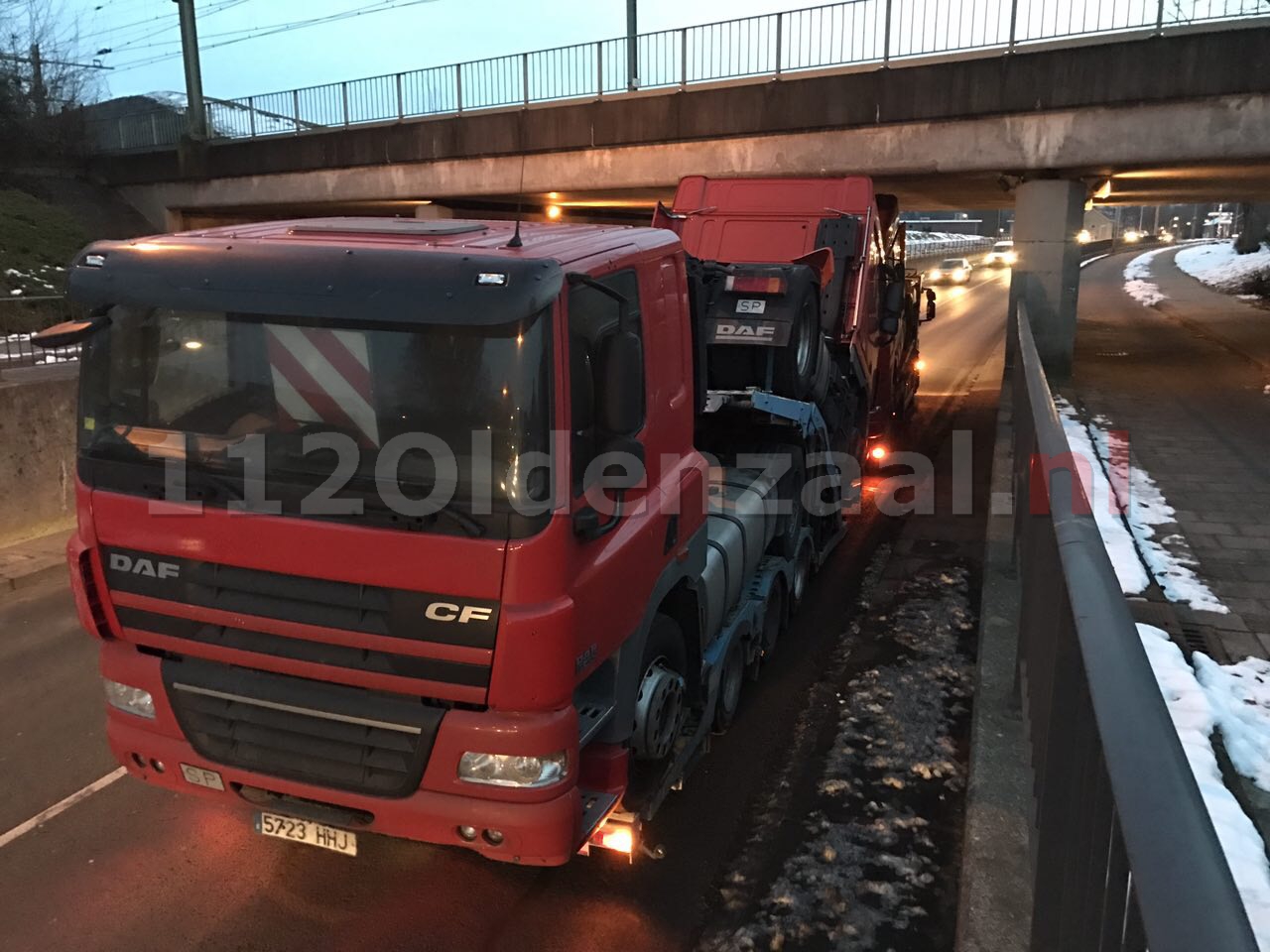 Foto: Te hoge vrachtwagencombinatie zorgt voor korte opstopping in Oldenzaal