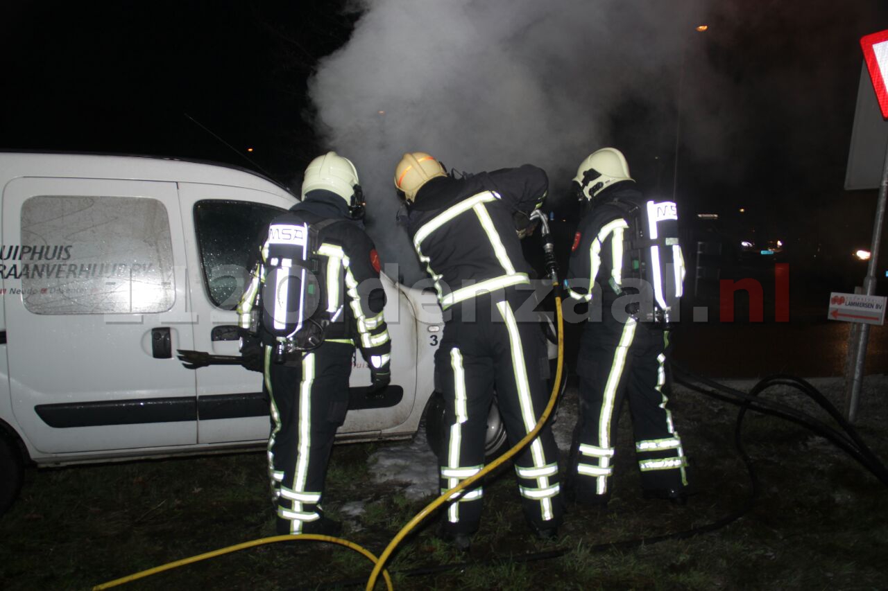 Foto 3: Brandweer blust autobrand Oldenzaal
