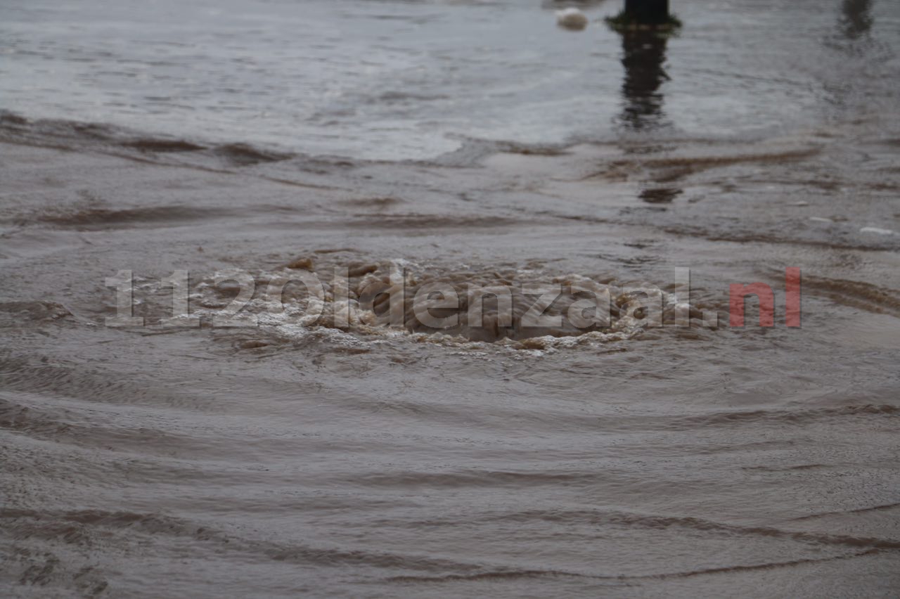 Foto 3: Waterleiding geknapt in Oldenzaal; straat onder water