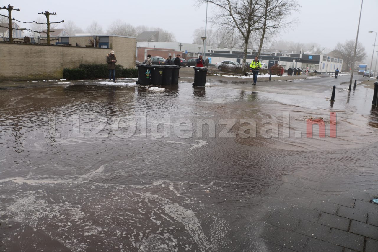 Foto 2: Waterleiding geknapt in Oldenzaal; straat onder water